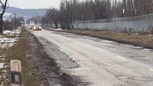 Postrachom pre vodičov je roky: Cesta v dezolátnom stave pri Košiciach by sa mohla dočkať opravy