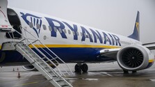 Ryanair plánuje zvýšiť ceny leteniek. Na spoločnosť doľahla pokuta z Talianska, jej zisky sa výrazne znížili