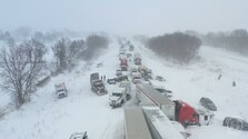 Silné sneženie v Michigane spôsobilo reťazovú dopravnú nehodu. Na diaľnici sa zrazilo viac ako sto áut