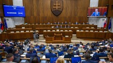 Nezhody v koalícii brzdia parlament. Zákon o hazarde aj covidové amnestie ostávajú na konci schôdze
