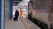 Niektoré vlakové linky pre nízku obsadenosť zrušili. Škrty spojov ľuďom prekážajú