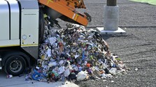 Odpadu je stále viac, vyše tretina končí na skládkach. Poplatky za komunálny odpad mnohé samosprávy opäť menili
