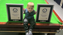 VIDEO: Dvojročný chlapec z Manchestru prekonal dva svetové rekordy v snookri