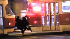 VIDEO: Mladíci v Prahe riskovali vlastné životy, prevážali sa medzi vozňami električky