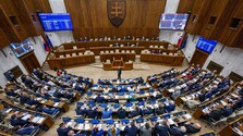 Po mesiacoch odkladania by mal parlament rozhodovať o odvolávaní siedmich ministrov. Nie je jasné, ako sa zachová Hlas