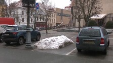 Obyvateľom Banskej Bystrice komplikujú parkovanie kopy snehu aj vraky áut. Mesto pritom zvýšilo ceny parkovného