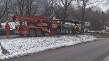 FOTO/VIDEO: Tragická zrážka kamiónu s autobusom na Liptove. Vodič diaľkovej linky uhorel, hlásia aj zranených