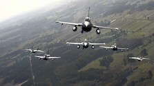 Nebo nad Kyjevom chránia veteráni USA a Holandska. V tajnej letke lietajú na stíhačkách F-16