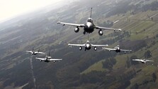 Nebo nad Kyjevom chránia veteráni USA a Holandska. V tajnej letke lietajú na stíhačkách F-16
