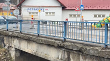 Oprava poškodeného mosta v Harichovciach naráža na odpor. Niektorí obyvatelia blokujú stavebné práce