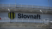 Vláda vyhlásila stav ropnej núdze, Slovnaft zastavuje vývoz nafty na Ukrajinu