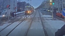 Stačila sekunda nepozornosti: Pražský dopravný podnik vo videu ukázal zrážky chodcov s električkami