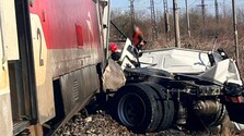 VIDEO: Polícia zverejnila zábery z tragickej nehody vlaku a kamióna pri Nových Zámkoch