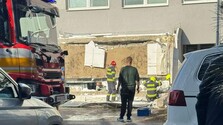 Z budovy Klientskeho centra v Komárne sa zrútila časť strechy