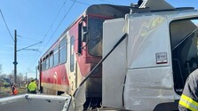 Zrážka vlaku s kamiónom v Nových Zámkoch skončila tragicky. O život prišiel vodič nákladného auta