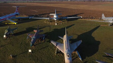 Na letisku v Slavnici zachraňujú vyslúžilcov, ktorí už dolietali. Pozreli sme sa na zbierku leteckých veteránov
