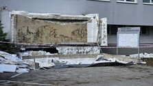 Pád strechy klientskeho centra v Komárne má aj druhú obeť. O život prišiel 64-ročný muž