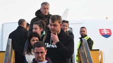 Prvé repatriačné lety priviezli do Bratislavy vyše 100 slovenských občanov a troch Čechov