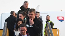 Prvé repatriačné lety priviezli do Bratislavy vyše 100 slovenských občanov a troch Čechov
