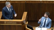 Zadržanie čurillovcov vyvolalo politickú prestrelku. Opozícia hovorí o politickej objednávke, premiér R. Fico to odmieta