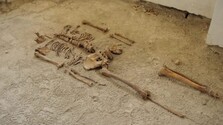 Nečakaný archeologický nález pri Trenčíne: V neznámej krypte na pútnickom mieste našli kostrové pozostatky