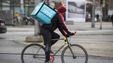 Objednávky jedla môžu meškať. Kuriéri Bolt Food a Wolt ohlásili štrajk, nebudú prijímať objednávky