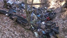 Pneumatiky, nárazníky aj nábytok: Nelegálnu skládku, ktorá v Ďurkove vznikla pred desiatimi rokmi, odstránia