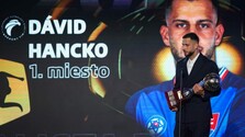 Futbalistom roka 2025 sa stal Hancko, anketu ovládol premiérovo. Weiss a Calzona si triumf medzi trénermi podelili