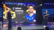 Futbalistom roka 2025 sa stal Hancko, anketu ovládol premiérovo. Weiss a Calzona si triumf medzi trénermi podelili