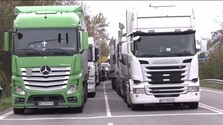 Tankovací limit komplikuje prácu najmä vodičom kamiónov. Minister práce prisľúbil lepšie riešenie