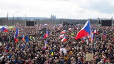 V Prahe sa na proteste proti krokom Babišovej vlády zišli desaťtisíce ľudí. Organizátori varujú pred oslabovaním demokracie