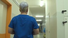 Zdravotných sestier na Slovensku ubúda. Riešením by mohli byť sestry z Ukrajiny, tie však majú problémy s byrokraciou