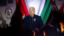 V Maďarsku stúpa napätie. Na predvolebnom zhromaždení sa do seba pustili priaznivci Orbána a Magyara