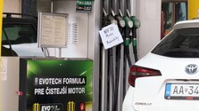 Zvýšený dopyt po nafte spôsobuje na pumpách krátkodobé výpadky. Podľa odborníka však nie je dôvod na paniku