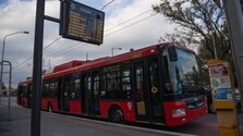 Ceny pohonných látok vplývajú na viaceré oblasti. Hromadnej dopravy sa zdražovanie zatiaľ netýka