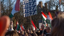 Maďarská opozičná strana TISZA by mohla vo voľbách získať dvojtretinovú väčšinu v parlamente, vyplýva z projekcie