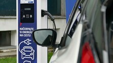 Pre palivovú krízu rastie aj u nás dopyt po elektromobiloch. Vodiči riešia cenu a nedostatok nabíjačiek, situácia sa však mení