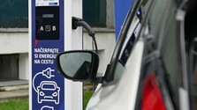 Pre palivovú krízu rastie aj u nás dopyt po elektromobiloch. Vodiči riešia cenu a nedostatok nabíjačiek, situácia sa však mení