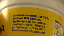 Viac ako polovica Slovákov nevie správne čítať informácie na obaloch potravín: Do koša hádžu aj to, čo tam ešte nepatrí