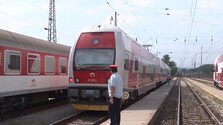 Vláda chcela dočasne znížiť cestovné vo vlakoch až o polovicu. Návrh napokon stiahla pre prímerie na Blízkom východe