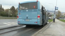 Vodiči autobusov v Nitre sa už mesiace sťažujú na vyjazdené koľaje, ktoré ničia vozidlá. Mesto chystá rekonštrukciu