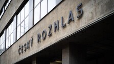 Českú televíziu a rozhlas by od budúceho roka mal financovať štát z rozpočtu. Návrh zákona ruší koncesionárske poplatky
