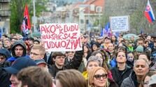 Opozícia považuje zrušenie voľby poštou zo zahraničia za zásah do volieb. Pred parlamentom zvolala protest