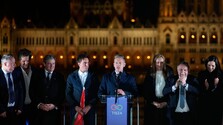 Péter Magyar v prejave pred národom deklaroval silnú podporu Európe. Vyzval spolupracovníkov Orbána, aby odstúpili z funkcií