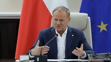 Konflikt na Blízkom východe oslabil pomoc pre Ukrajinu a profituje z toho Rusko, vyhlásil Donald Tusk