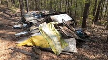 V lesíku na sídlisku v Banskej Bystrici sa hromadí odpad. Podľa miestnych skládku vytvorili ľudia bez domova
