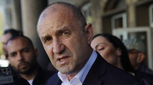 Víťazom bulharských parlamentných volieb je exprezident Radev. Za vzor považuje Magyara, prirovnali ho k Orbánovi
