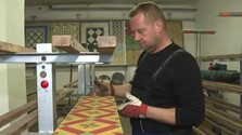Ľubomír pokračuje v remesle svojho pradeda: Ručne lisovanú dlažbu vyrába podľa starých pomerov a princípov