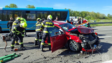 Pri Piešťanoch sa zrazil autobus a viacero osobných áut, hlásia zranených