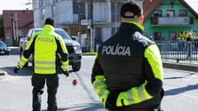 Pri výjazdovom rokovaní vlády na Liptove padali vulgarizmy, do ľudí vrazil cyklista. Vyhrotenú situáciu upokojovala polícia